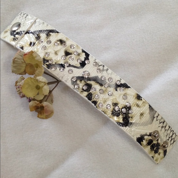 NEW Retro Bracelet Wide Band Cuff White Faux Snakeskin Leather Bling 39 Crystals - Picture 5 of 8